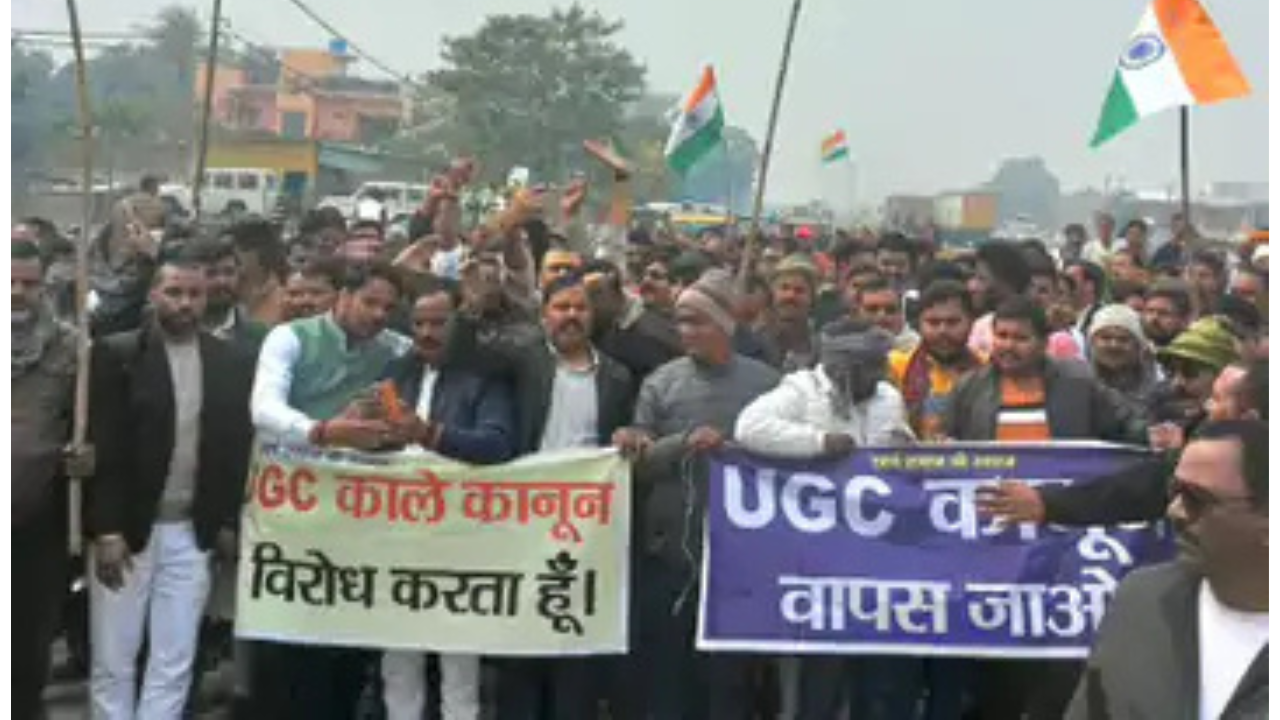 Chandauli news: यूजीसी कानून के विरोध में सवर्ण समाज का प्रदर्शन, पीएम और गृहमंत्री के खिलाफ नारेबाजी